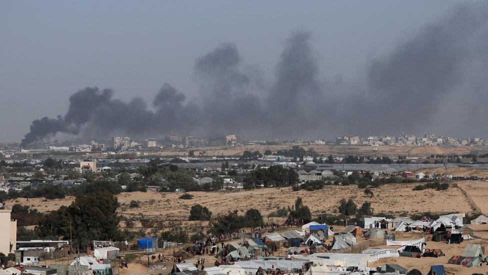 Smoke rises from the Khan Younis area during fighting between Israeli forces and Hamas fighters in the southern Gaza Strip (22 January 2024)