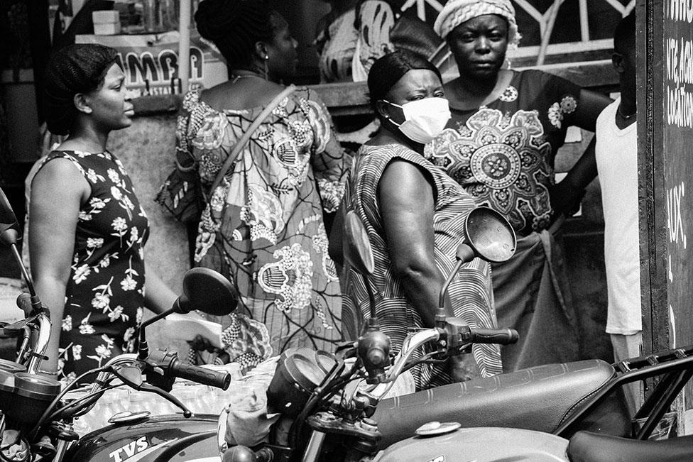 A street scene showing shoppers in DR Congo's capital Kinshas