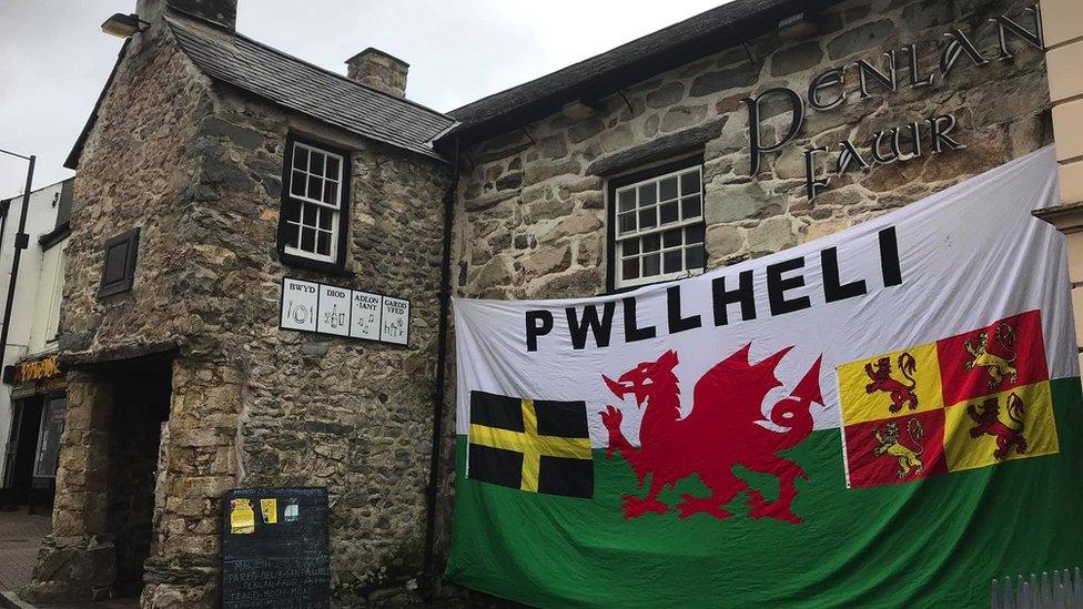 Roedd baner enfawr tu allan i dafarn Penlan Fawr, Pwllheli yn 2019 lle roedd croeso cynnes am ddiod i ddathlu dydd nawddsant Cymru60562540