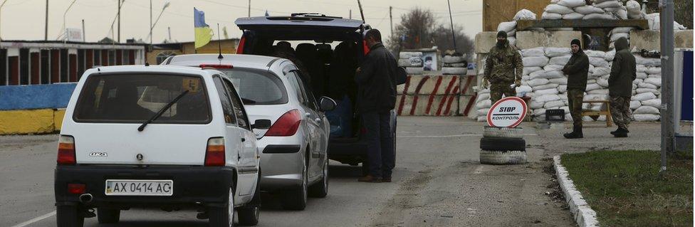 Cars queue at a checkpoint erected by ethnic Tatars in Kherson region near Crimea (23 Nov)