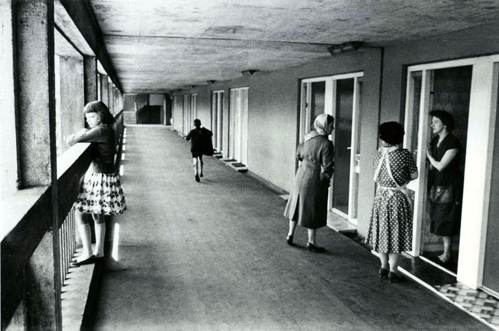 Roger Mayne, Park Hill Estate, Sheffield, 1961