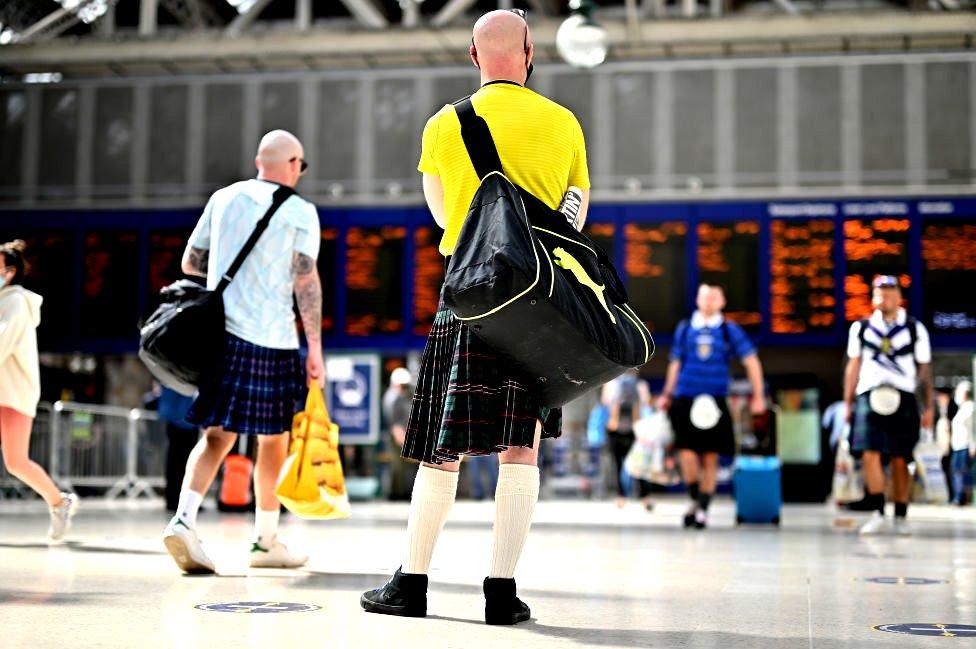 Scotland fans at Glasgow Central