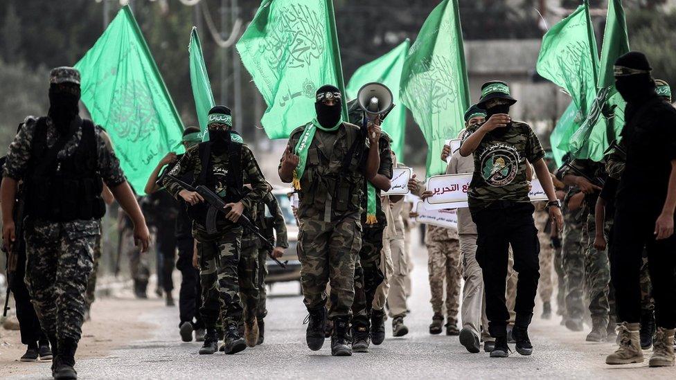 Members of the Hamas military wing, the Izzeddine al-Qassam Brigades, march in the southern Gaza Strip (15 September 2017)