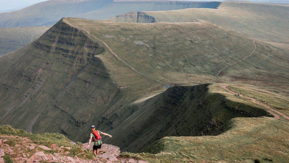 Ar y blaen: Hugh Chatfield ar ei ffordd i lawr