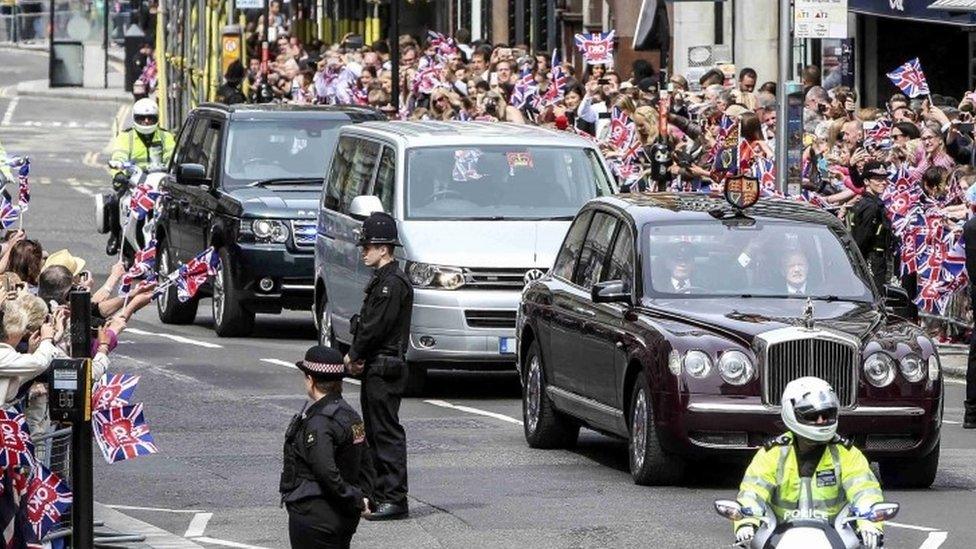 The Queen and Duke of Edinburgh travelling to St Paul's