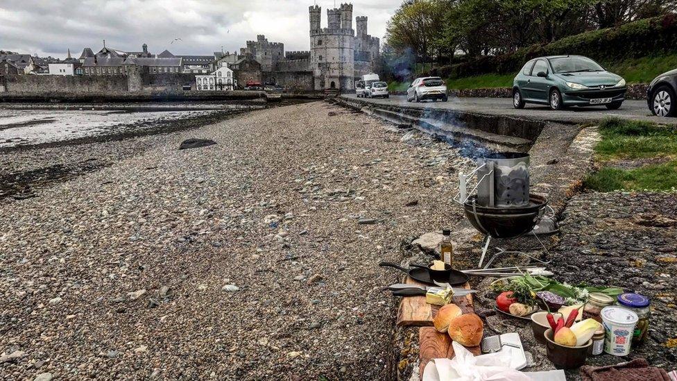 Coginio yng nghysgod Castell Caernarfon