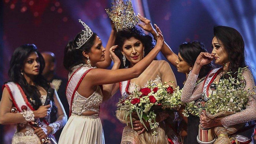 Moment "Mrs Sri Lanka" crown was stolen