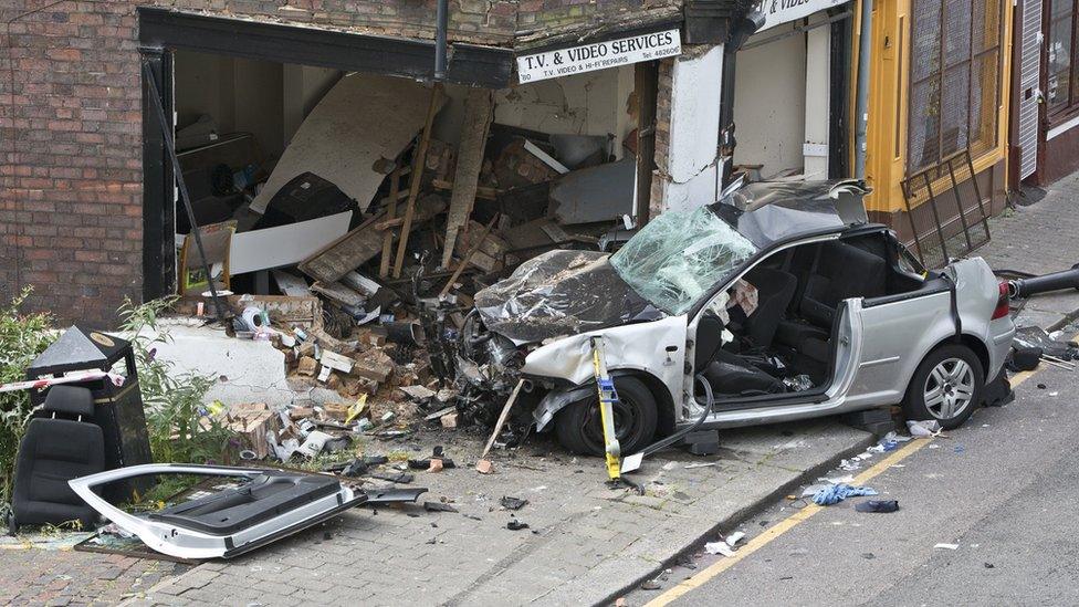 Luton car crash