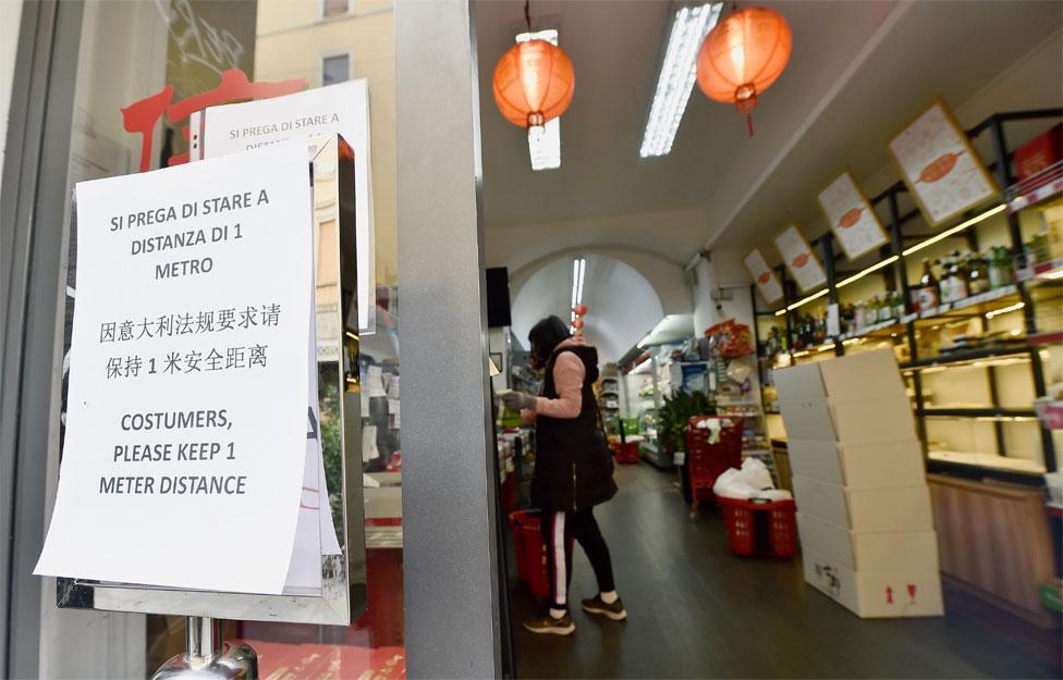 A sign outside a shop advising customers to keep one meter distance from other people