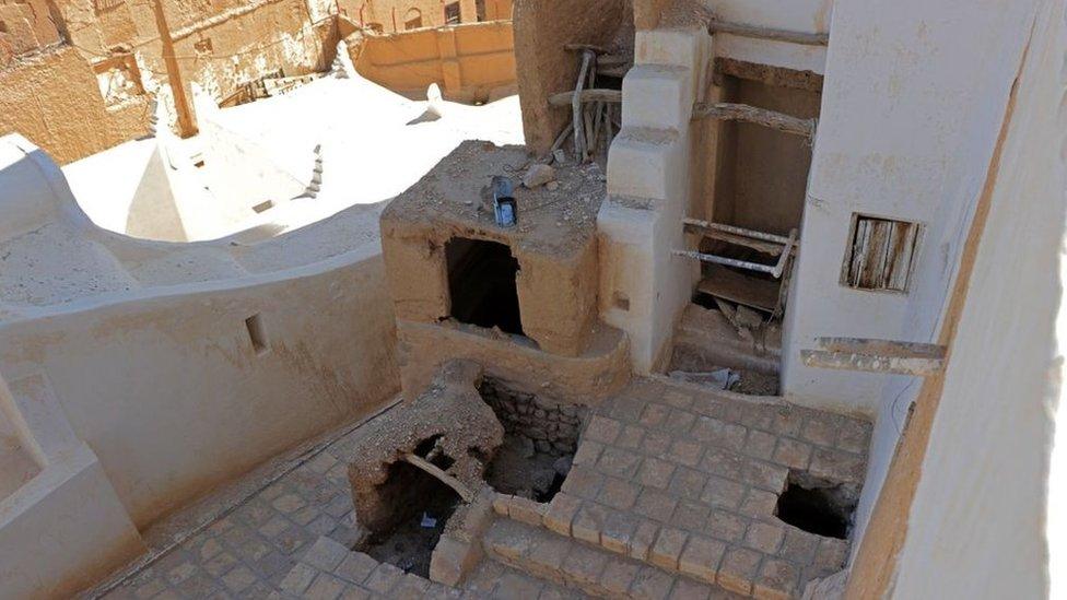 Damage to the mud-brick Seiyun Palace in Hadramawt province (15 October 2020)