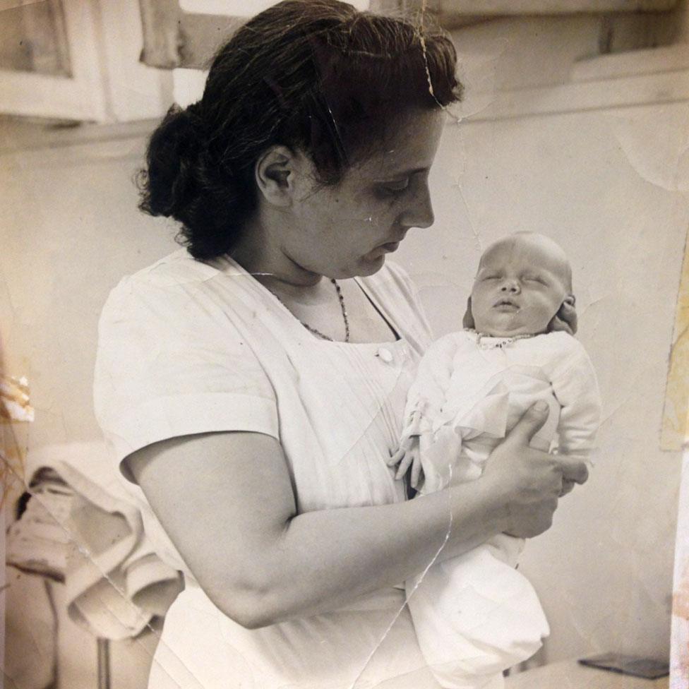 Hildegarde Couney holds Carol Boyce Heinisch