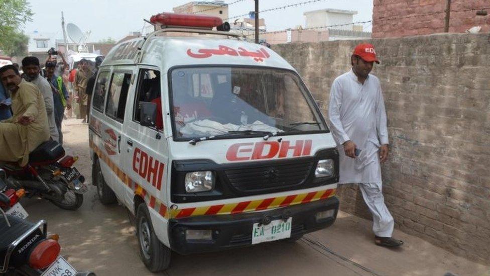 An ambulance carries the body of social media celebrity Qandeel Baloch in Multan (16 July 2016)