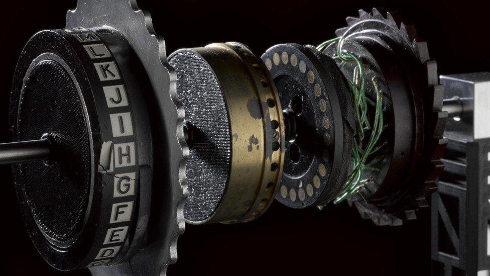 Image of the Enigma machine with an exposed rotor