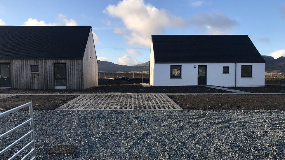 Taighean ùra ann an Stafainn