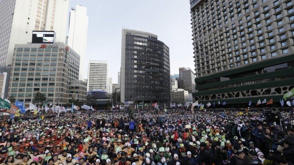 South Korean protesters attend an anti-government rally in downtown Seoul (05 December 2015)