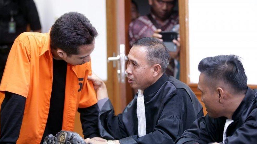 Islamic State (IS) supporter Ahmad Junaedi (left) talks to his lawyer during his trial at West Jakarta court in Jakarta, Indonesia (09 February 2016)