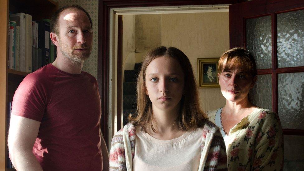 Jim Winshaw (PAUL KAYE), Holly (MOLLY WINDSOR), Julie Winshaw (JILL HALFPENNY)