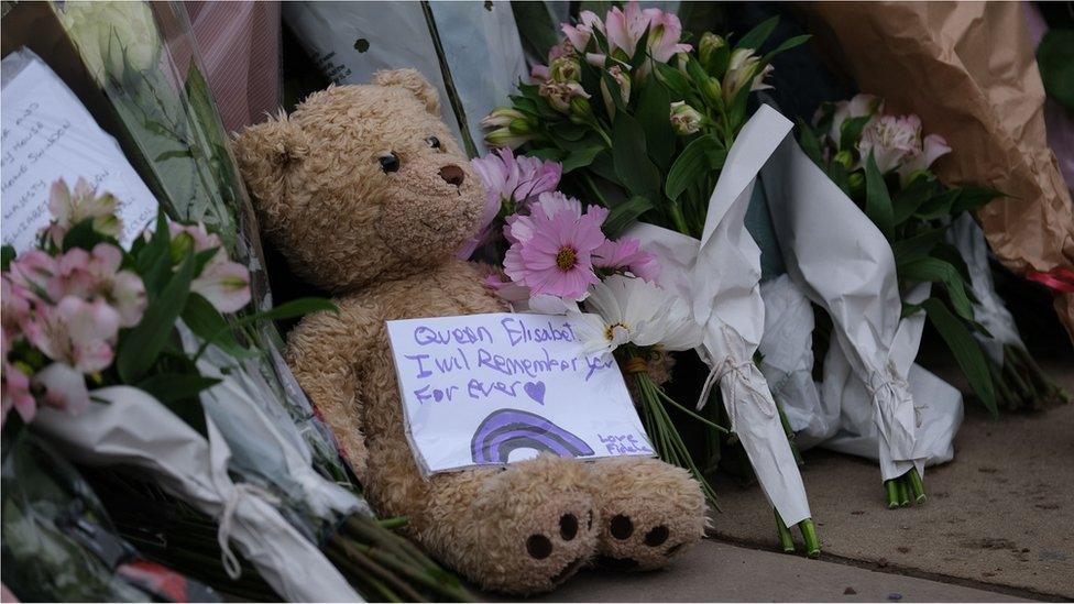 Bear left by child in front of Buckingham Palace