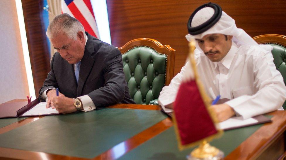 US Secretary of State Rex Tillerson (L) and Qatari Minister of Foreign Affairs Sheikh Mohammed bin Abdul Rahman Al Thani (R) sign a memorandum of understanding in Doha, Qatar (11 July 2017)