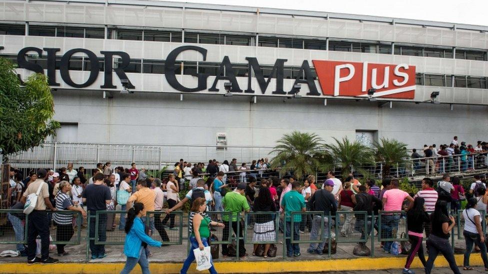 People queue outside a supermarket in Caracas (13 January)