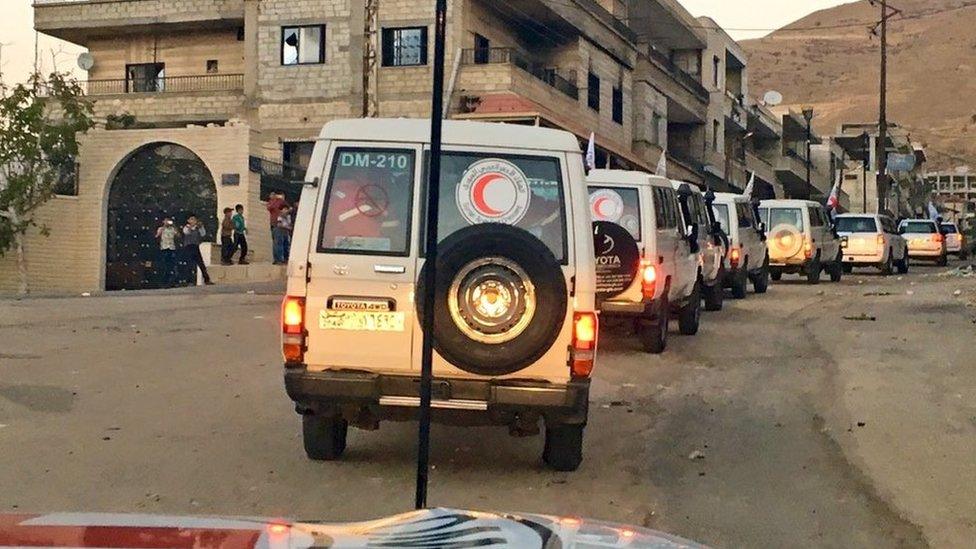 ICRC, Syrian Arab Red Crescent and UN aid delivery to besieged town in Syria (25 September 2016)