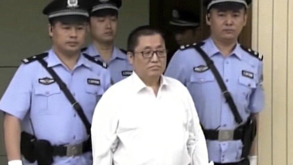 Zhai Yanmin wears a white shirt is escorted by policemen as he arrives the Tianjin No. 2 Intermediate People"s Court in northern China"s Tianjin Municipality