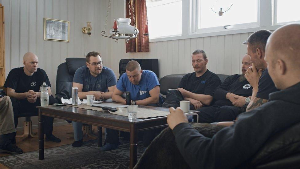 The divers gathered around Paakkarinen