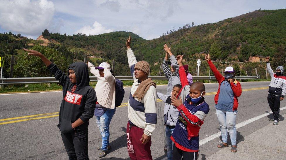 A group of Venezuelan migrants tries to hitch a lift outside Pamplona on 2 October.