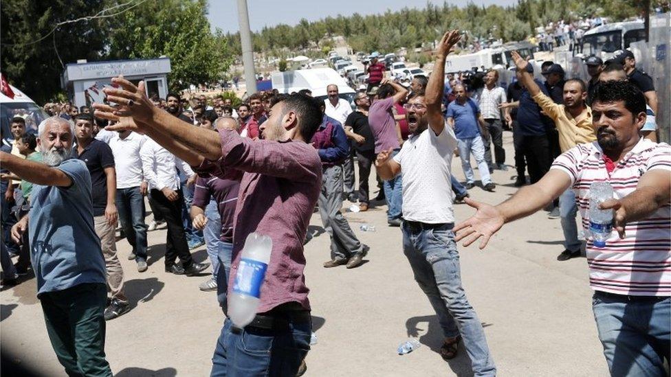 People gesture during the funeral of victims of the attack on a wedding party in Gaziantep (21/08/2016)