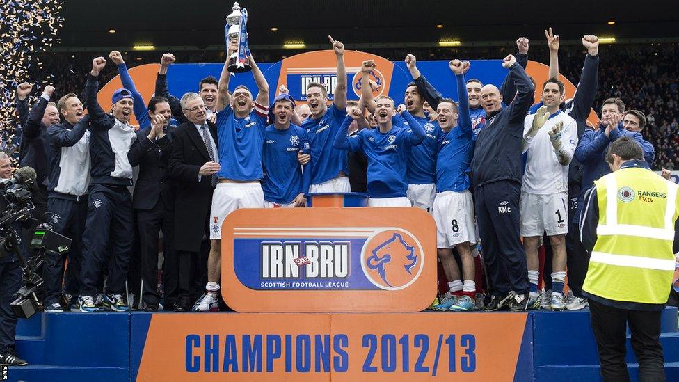 Lee McCulloch lifts the Scottish Third Division trophy