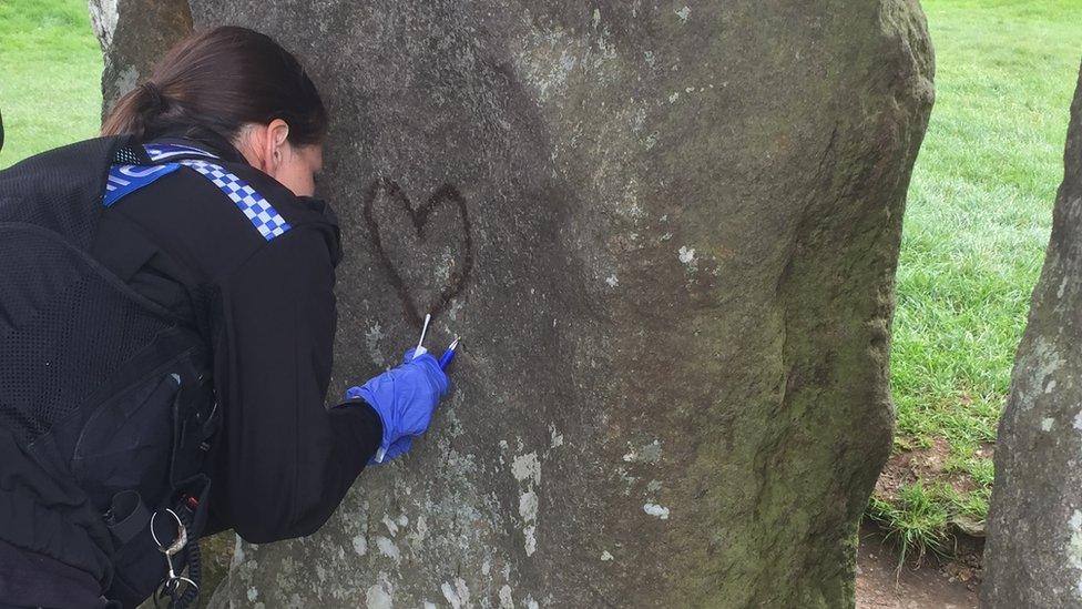 Heddlu'n archwilio graffiti Pentre Ifan