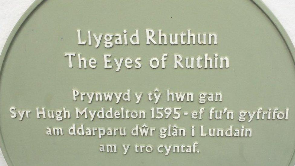 Plac yn cofio'r bonheddwr ar sgwâr Rhuthun