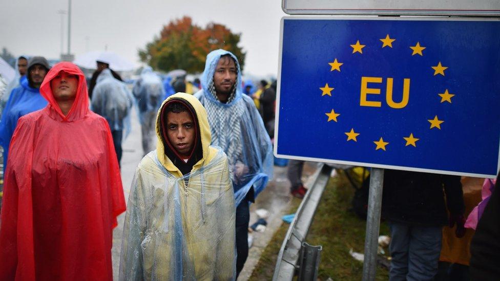 Migrants wait in the rain at the Trnovec border crossing between Croatia and Slovenia (19 October 2015)