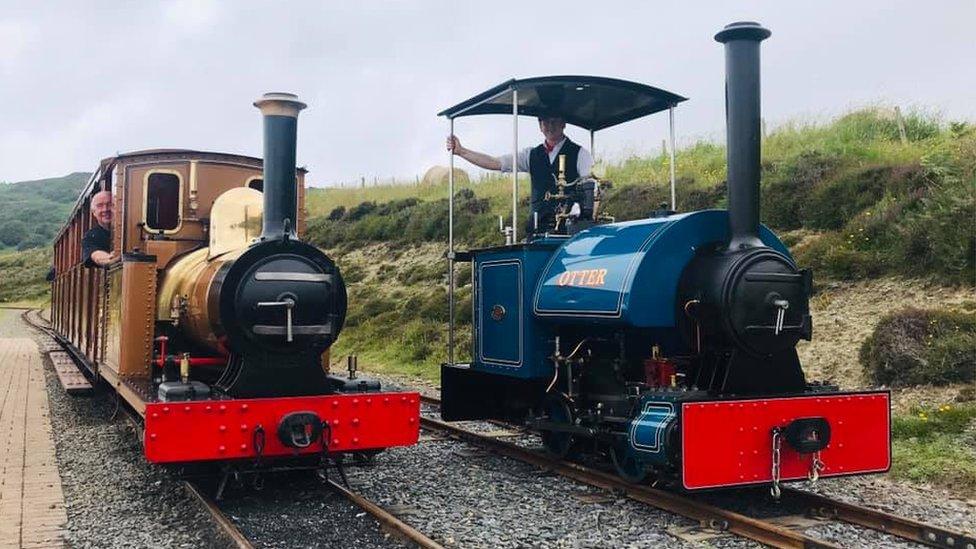 Steam engines Brown Bear and Otter side-by-side