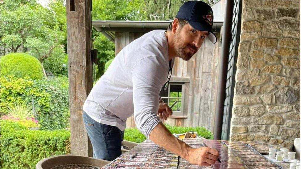 Ryan Reynolds signing the DVD's.