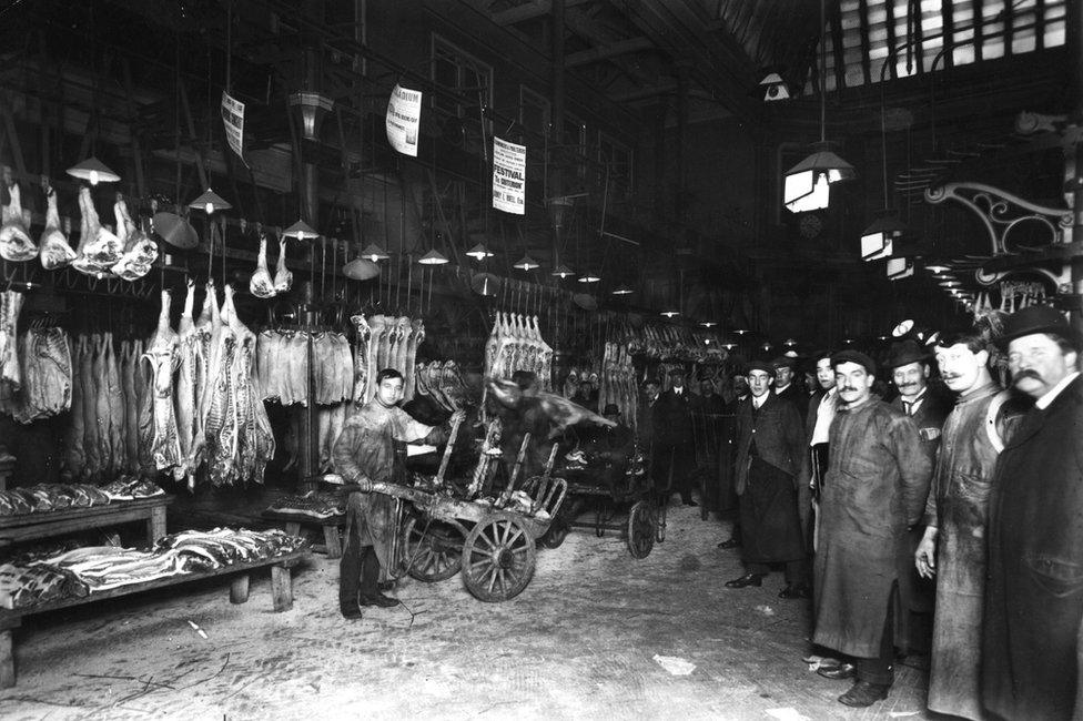 Market workers in Smithfield Market in 1912