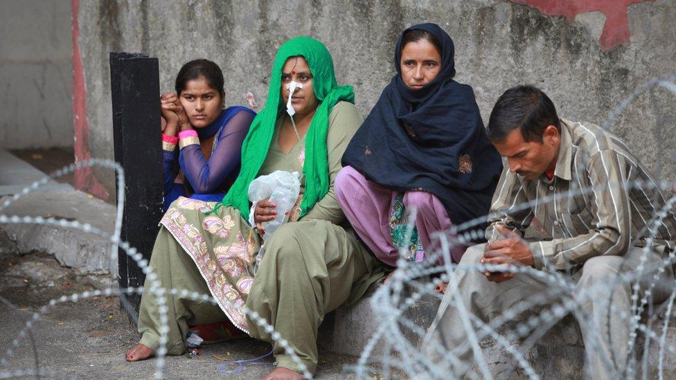 Patients shift outdoors at the government medical college hospital after a strong tremor was felt in Jammu, India (26 Oct. 2015)