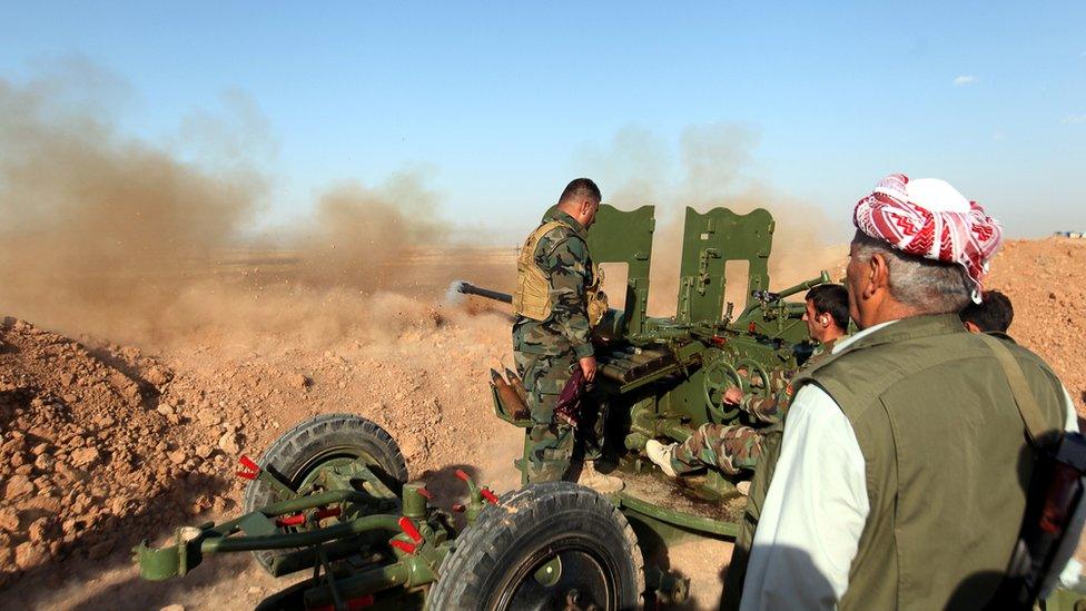 Kurdish forces fire shells at a village east of Mosul, Iraq (29 May 2016 picture)