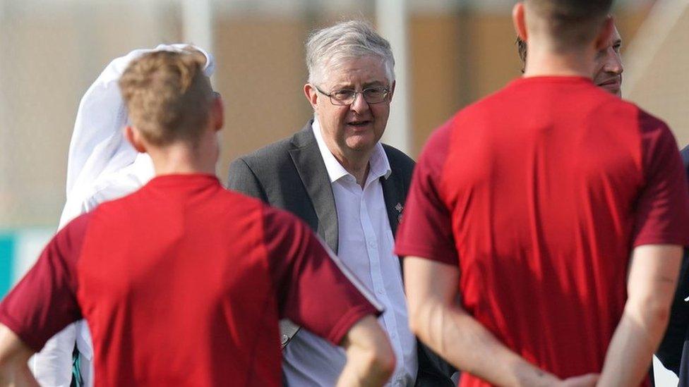 Roedd Mark Drakeford yn Qatar adeg gêm gyntaf Cymru yn erbyn yr UDA