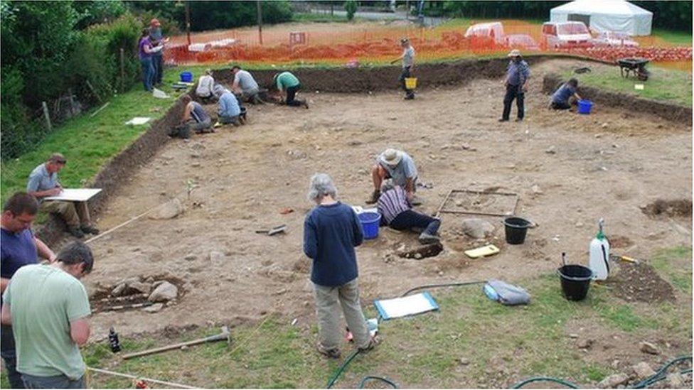 Hen Gastell excavation