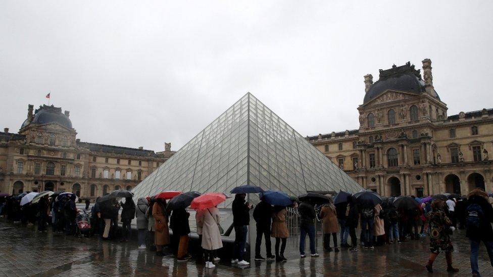 People queue up outside the Louvre on 1 March