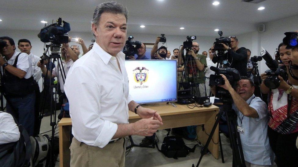 Colombian President Juan Manuel Santos (C) attends a press conference to announce the finding of the 18th-century Spanish galleon San Jose in the Colombian Caribbean, in Cartagena, Colombia, 05 December 2015