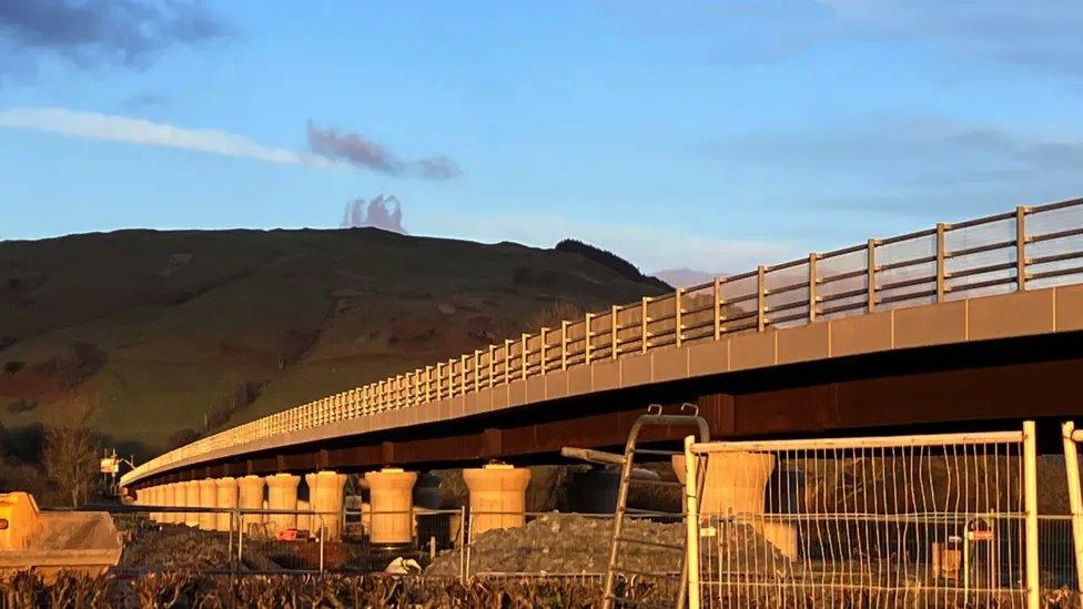 Pont newydd dros yr Afon Dyfi