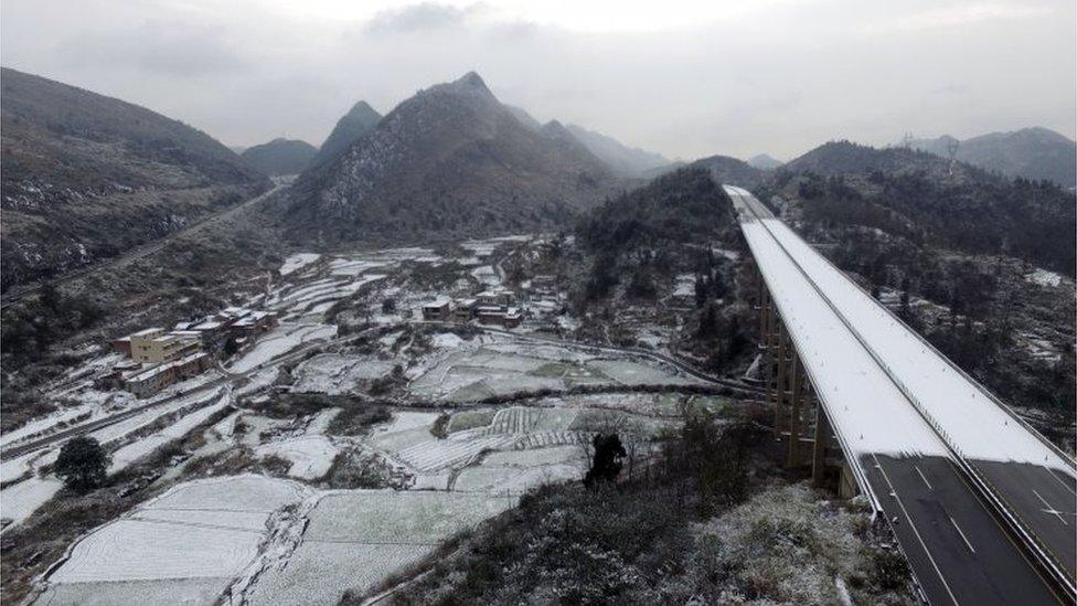 Highway closed due to cold and snow in Shaoguan, Guangdong (24 Jan 2016)