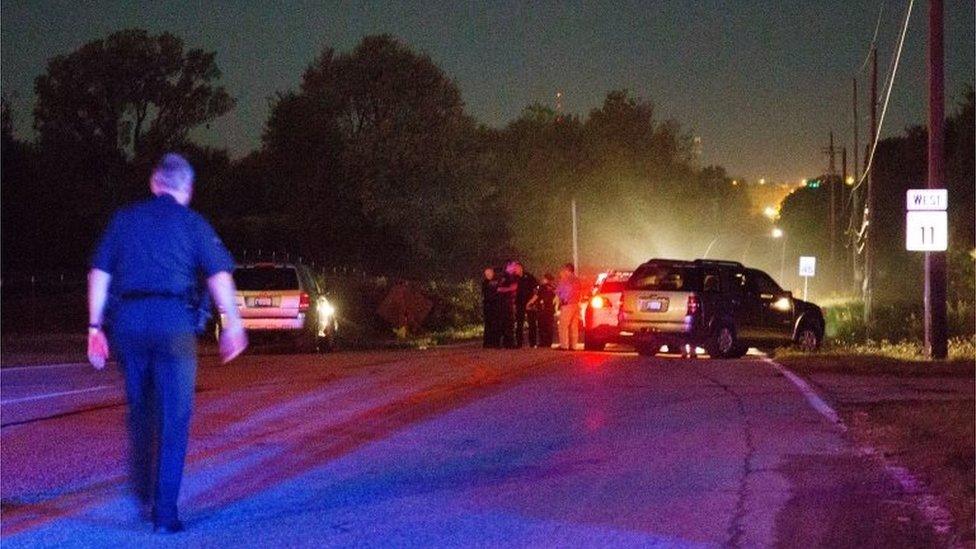 Police work at the scene of a shooting in Tulsa, Oklahoma (16 September 2016)