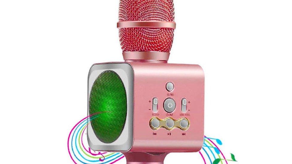 A toy karaoke microphone device