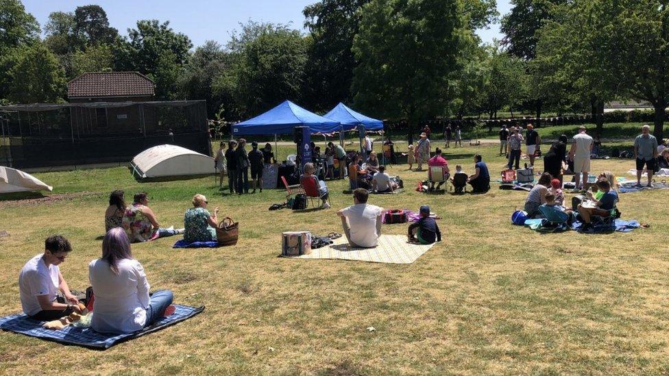 People having a picnic at Ampthill Park