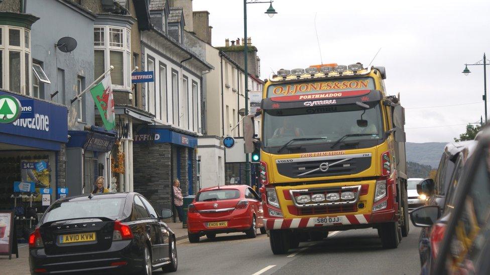 Lorry and traffic on Porthmadog high street in October 2021