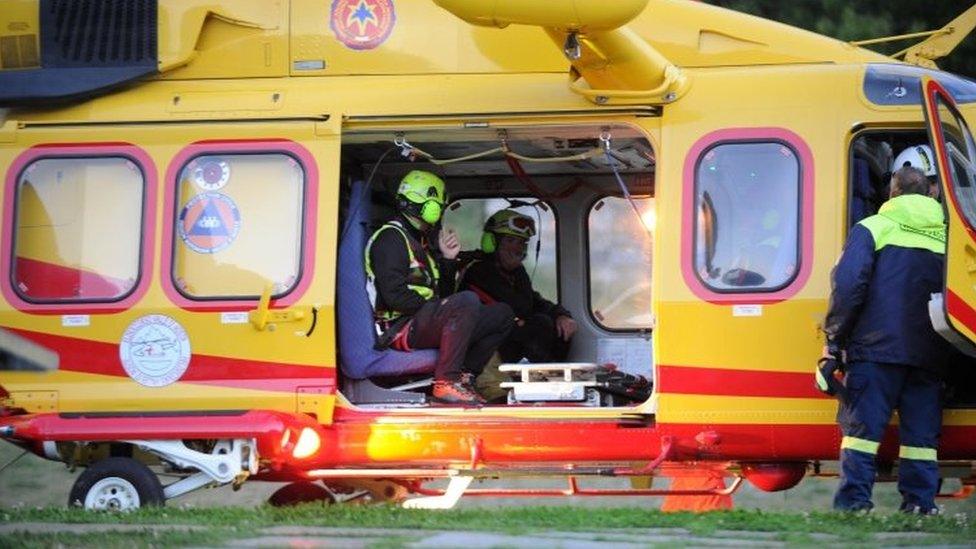 Italian rescuers sit in a helicopter near Mont Blanc (09 September 2016)