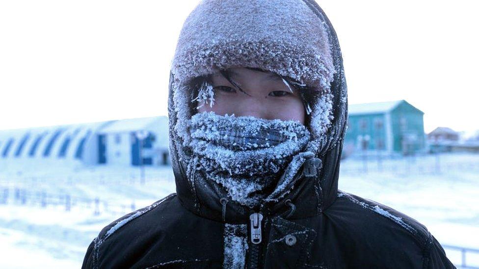 Ayal’s breathing froze around his face. Lost in his own thoughts, the young man often take walks through the streets of the village before being brought back to reality by the icy temperatures. Alone or accompanied by the dog of the neighbor with whom he has become friends, Ayal likes to think about what his life will be when he’ll move to the city. He wants to become an actor or a writer when he grows up.